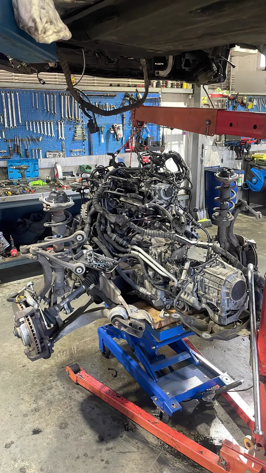 Motor, cutie de viteze și suspensie coborâte de sub mașină
